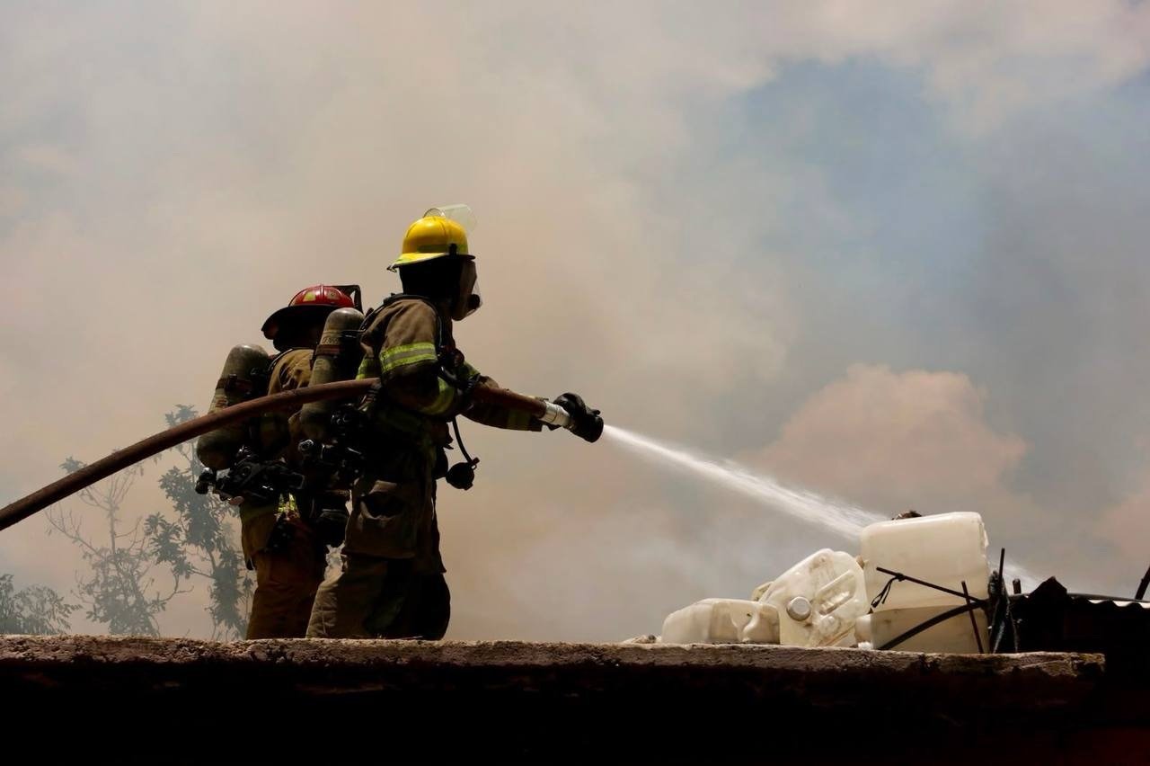 Bomberos combaten incendio a un costado de la carretera 57; hay cierre parcial