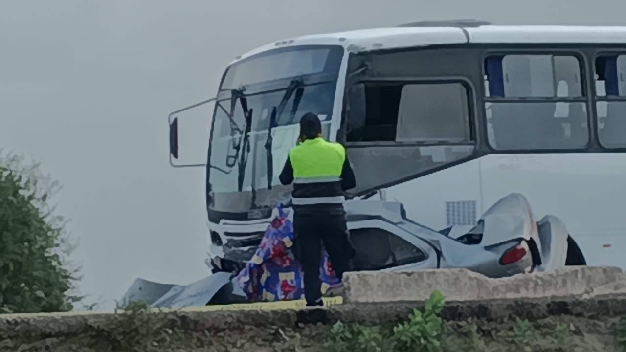 Mueren mujer y adolescente tras choque frontal en San Juan del Río