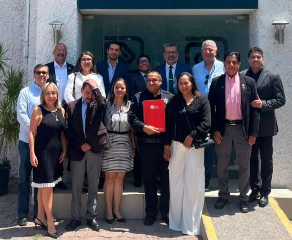 Entregan premio al Policía del Año, le reconocen trayectoria con una casa