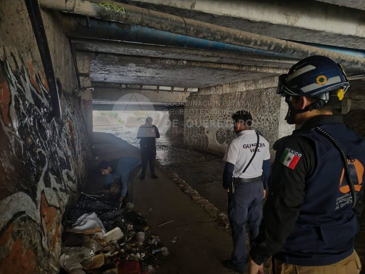 Atienden reporte por incendio de basura en Puente del Río Querétaro