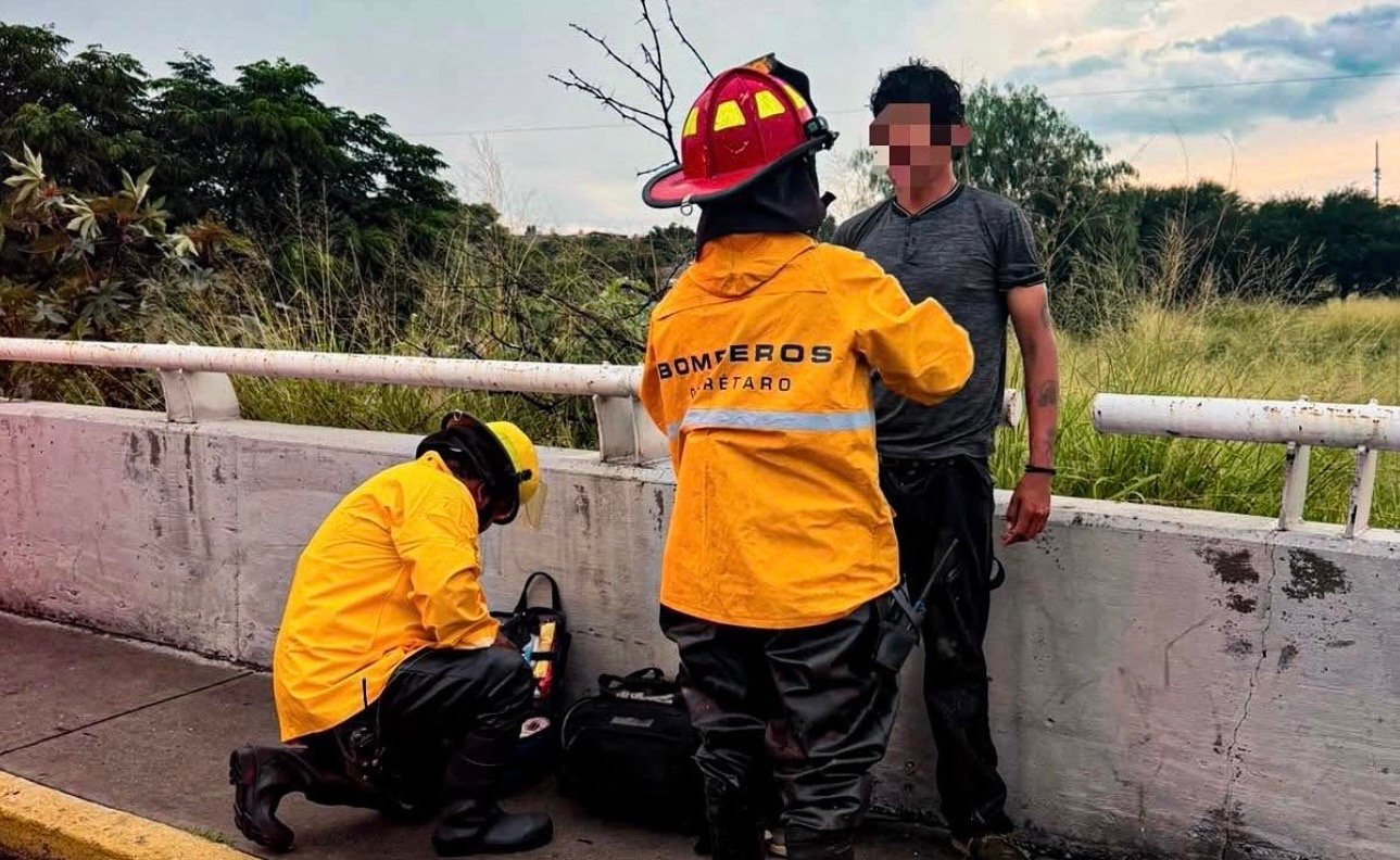 Lluvias de Domingo: ¡La corriente se lo llevó! Rescatan a joven y un perro  en Loma Bonita 
