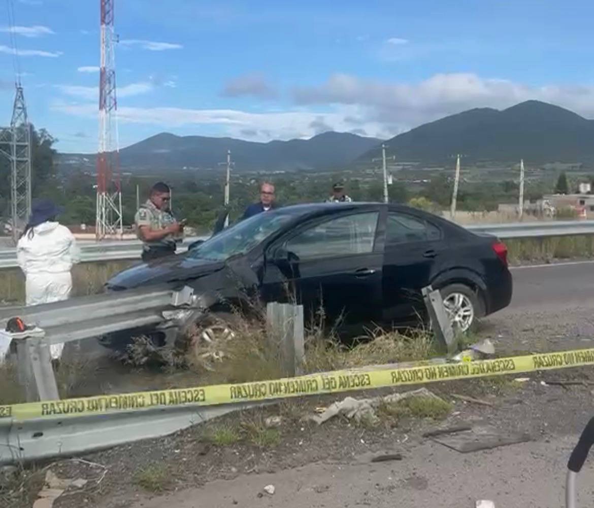 ¡Impacto mortal! Valla de contención se incrusta en un vehículo y mata a mujer en la Querétaro-SLP