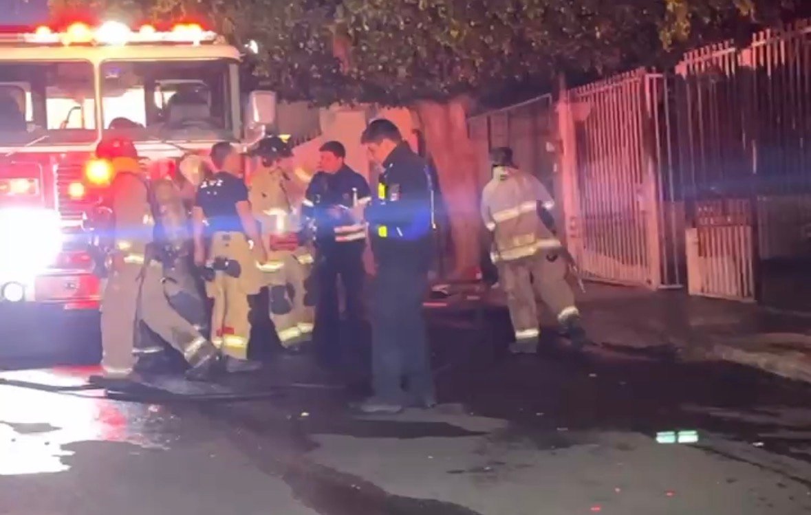 Noche del Grito termina con emergencia: incendio moviliza a cuerpos de rescate en Plazas del Sol