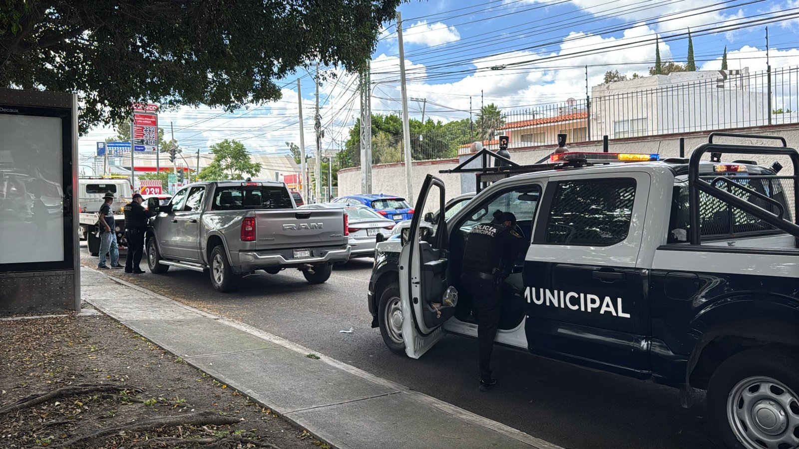 ¡Huevazos en plena avenida! Reportes al 911 llevan a policías hasta una camioneta con ocho jóvenes
