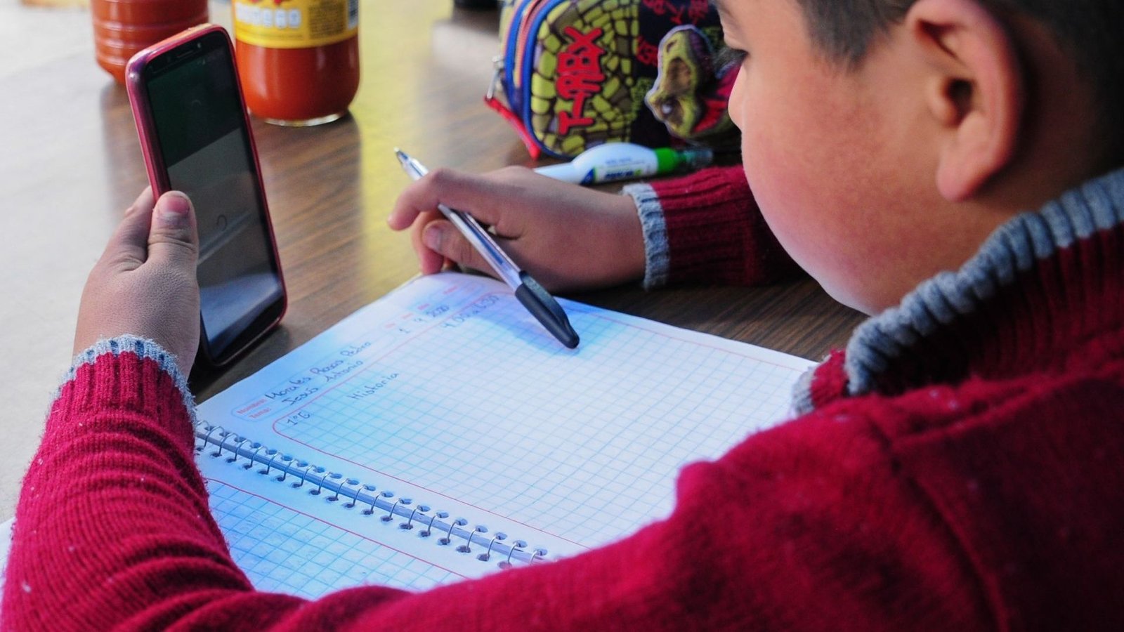 Adiós al celular en las escuelas: desde noviembre estarán prohibidos en primarias y secundarias en todo México