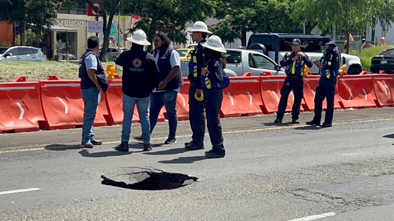 Ojo automovilistas: socavón afecta la lateral de Bernardo Quintana y ya hay operativo vial