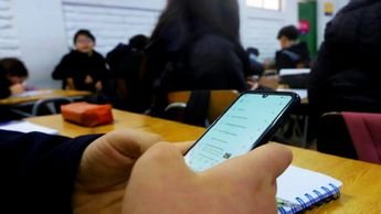 Ley Kuri: uso de celulares queda restringido en educación básica y tendrá reglas distintas en preparatoria y universidad