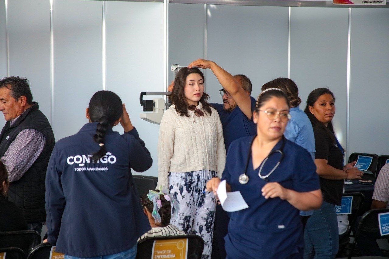 Taxistas y sus familias reciben atención médica en jornada de salud de QroTaxi de AMEQ