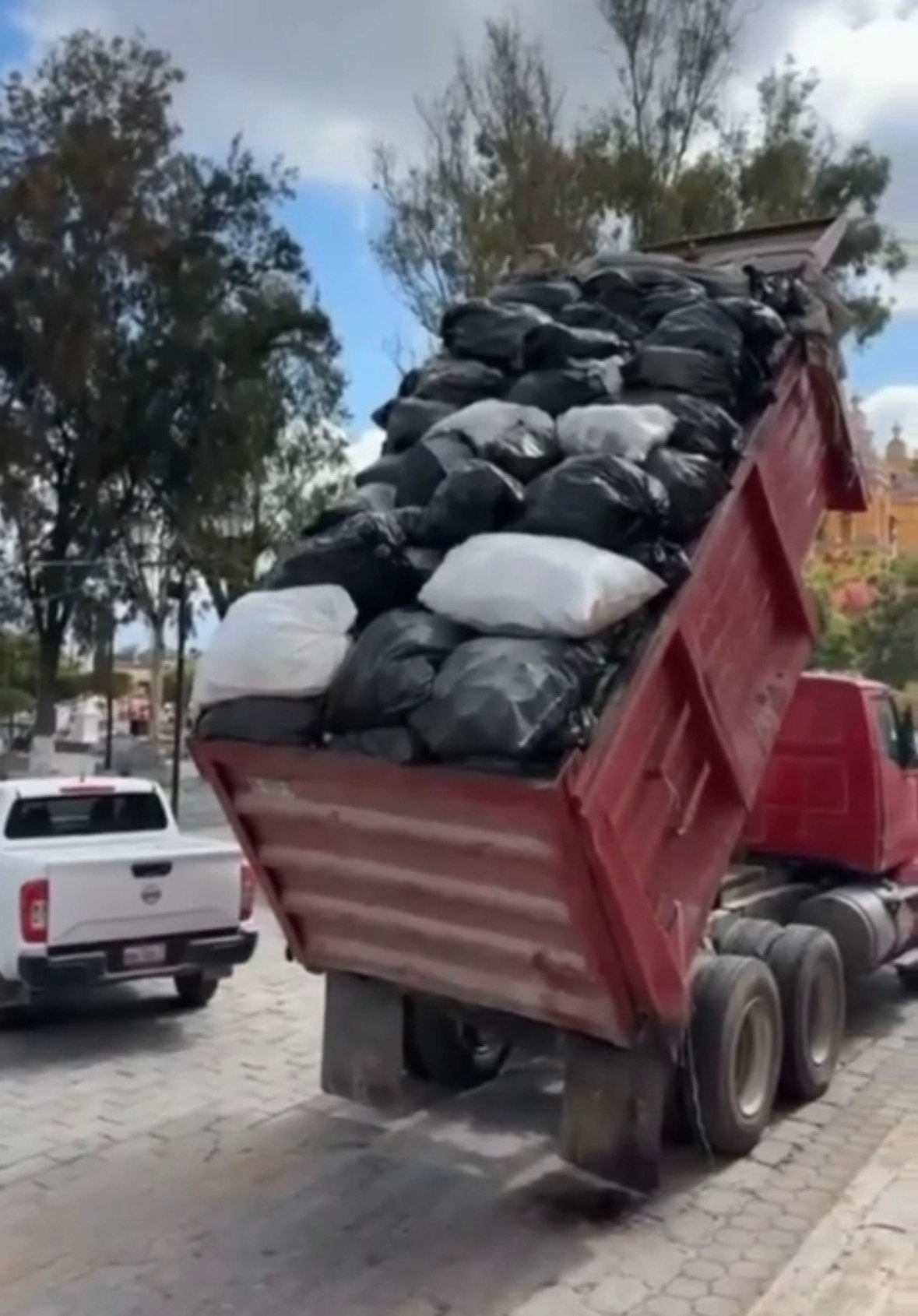 En video. Tiran basura frente a oficinas de Astrid Ortega; acusan que debe a proveedores