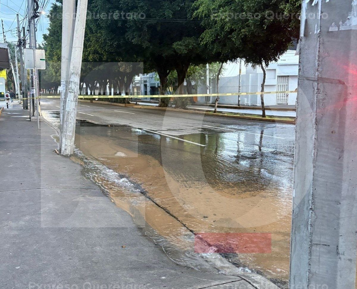 Fuga de agua potable afecta circulación en avenida Corregidora
