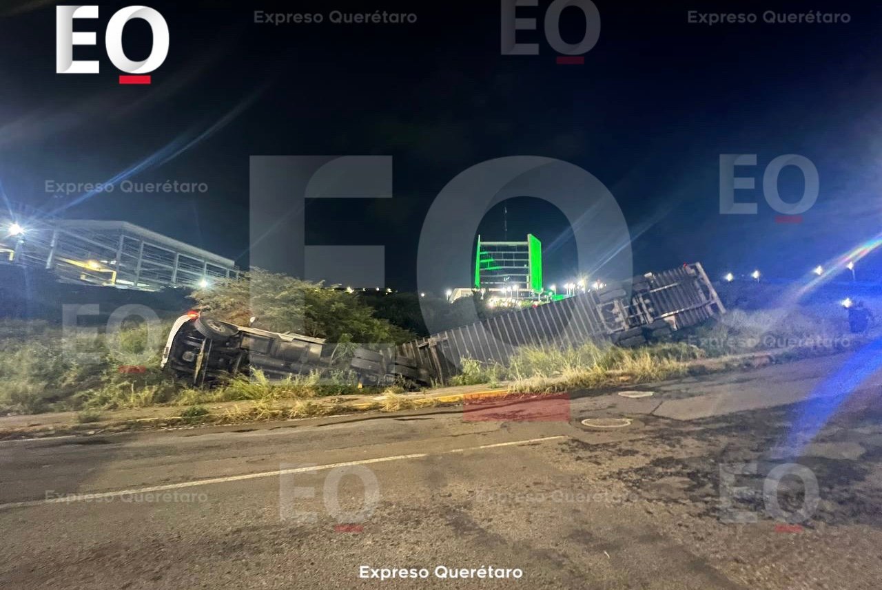 Tráiler vuelca al intentar evitar choque en la Estatal 400 en su incorporación a B Quintana 