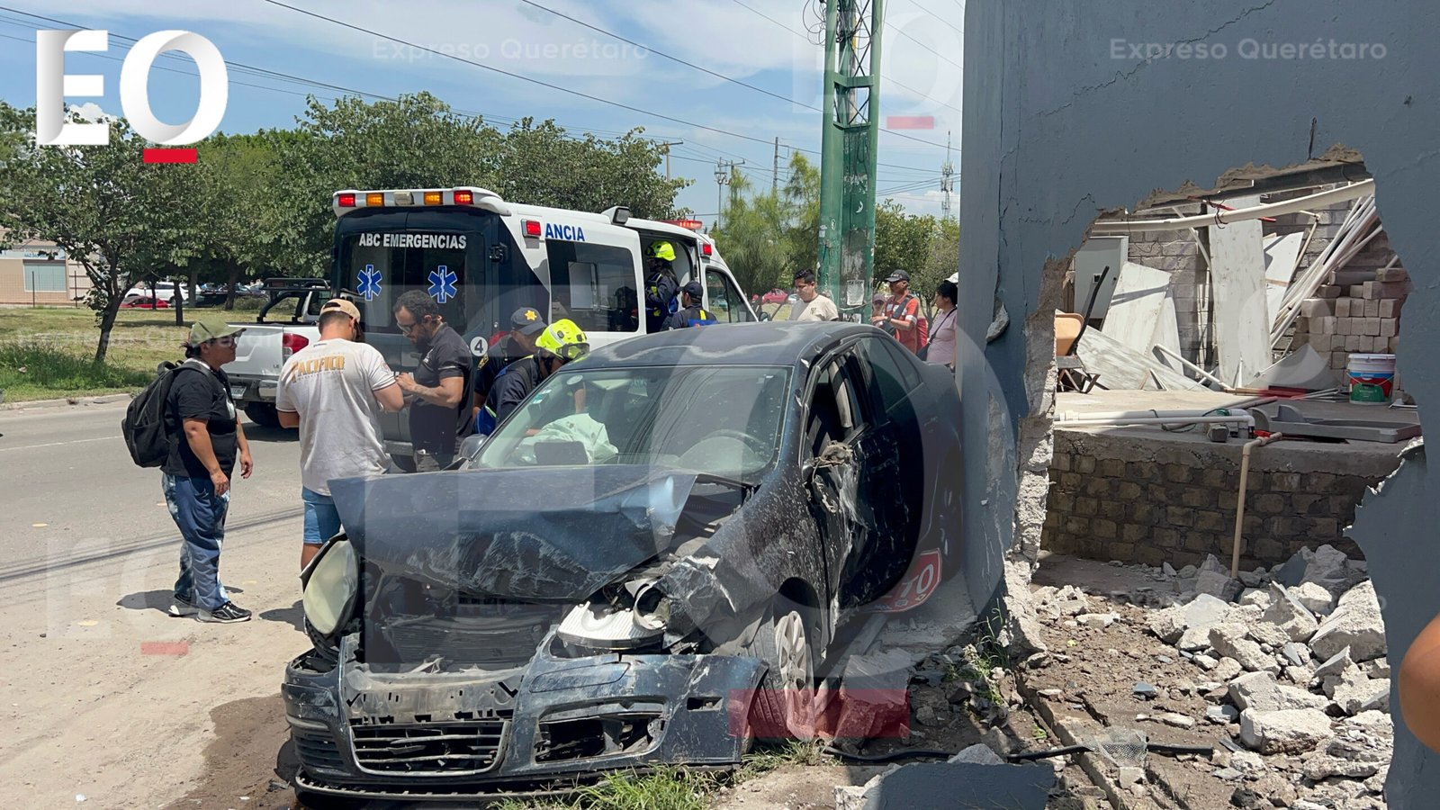 ¡Directo al cuarto! Auto se estrella contra la barda de un motel en Bernardo Quintana