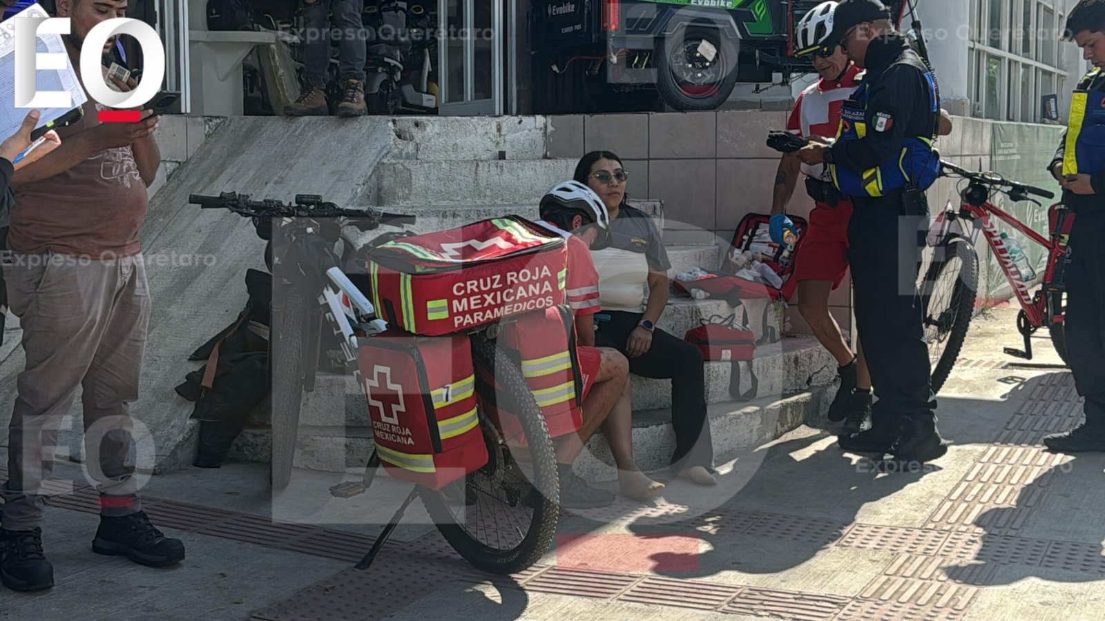 Madre y menor cruzan Constituyentes fuera del paso peatonal; motociclistas caen al intentar esquivarlos