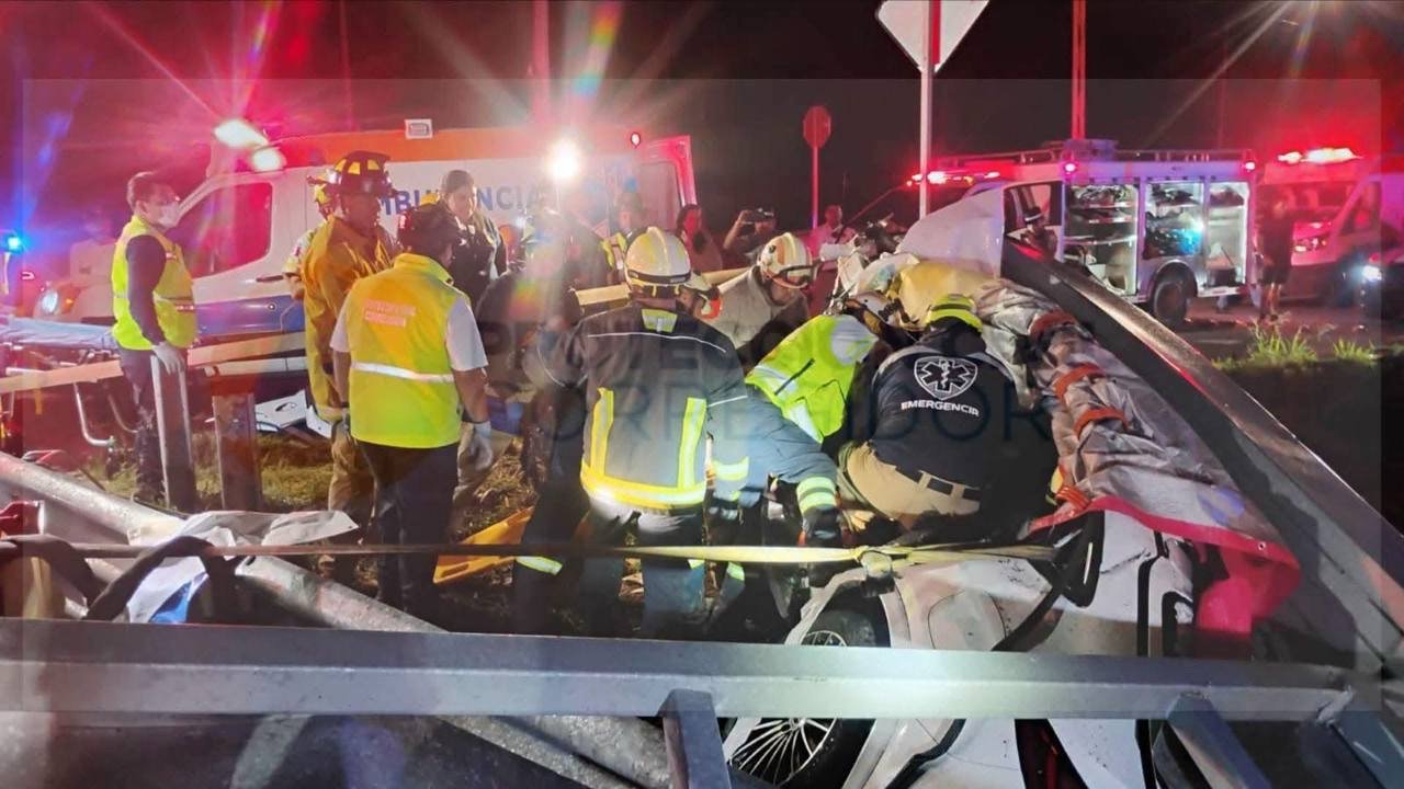Rescatan de entre los fierros a conductor accidentado en la cuota a Celaya a la altura de Puerta Real
