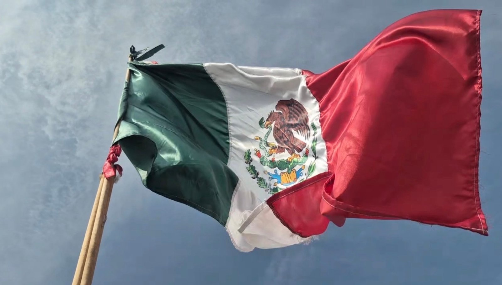 Ya llegó el mes más patrio y en las calles de Querétaro ya se venden, banderas, bigotes, disfraces y cornetas