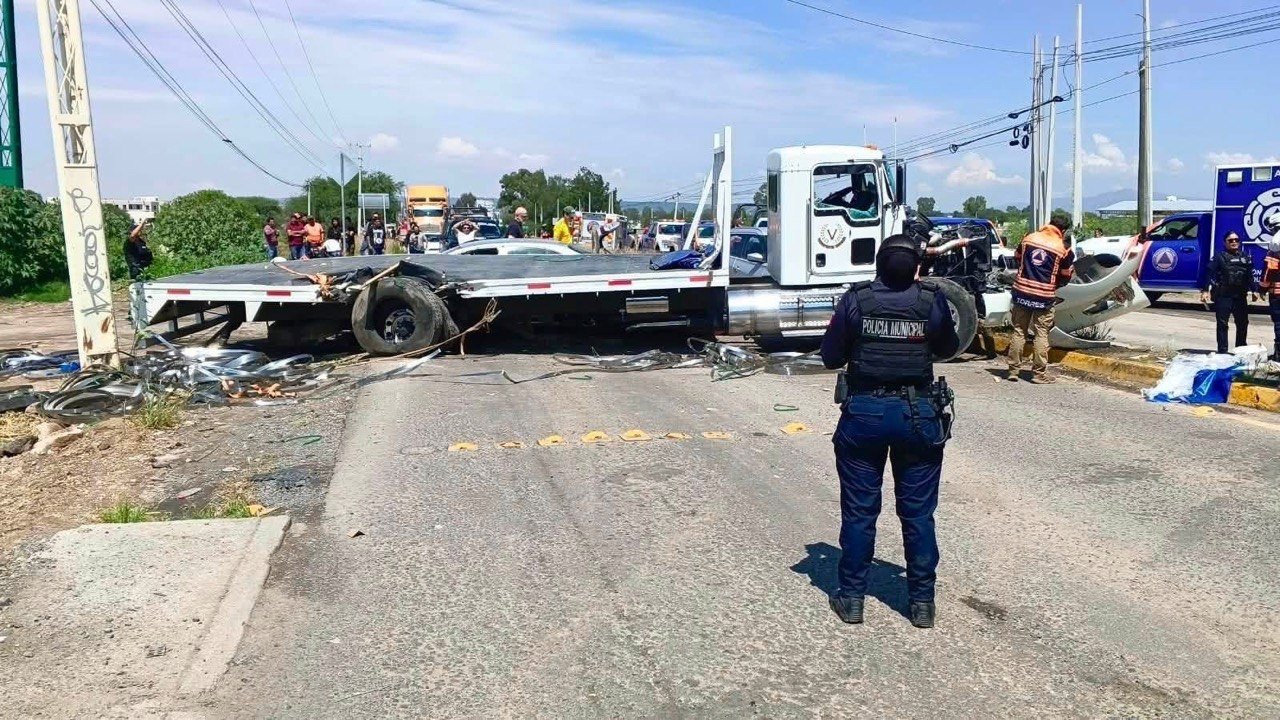 Cuatro vehículos chocan al intentar ganarle el paso al tren en El Marqués
