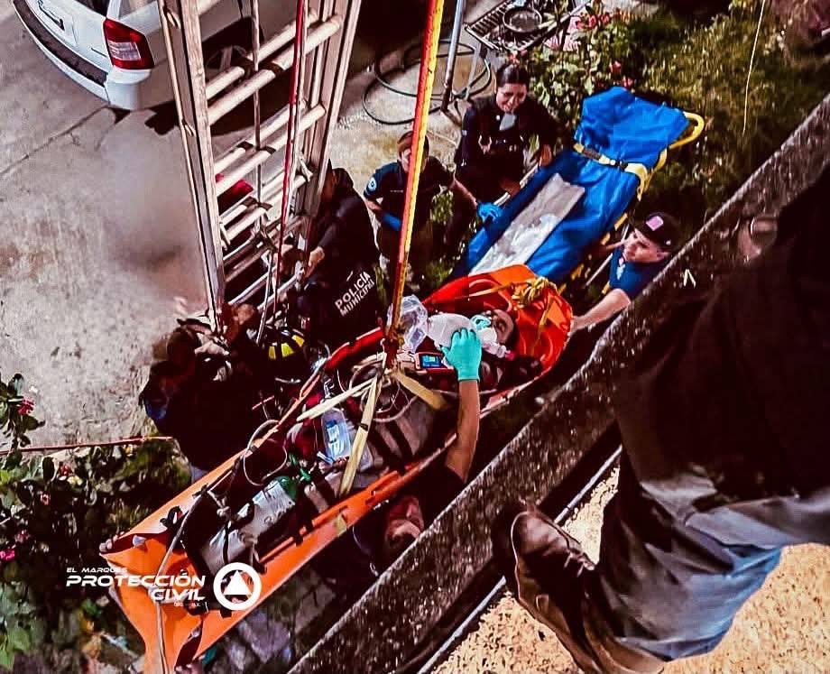 Paciente en estado crítico es rescatado con cuerdas de una vivienda en La Piedad