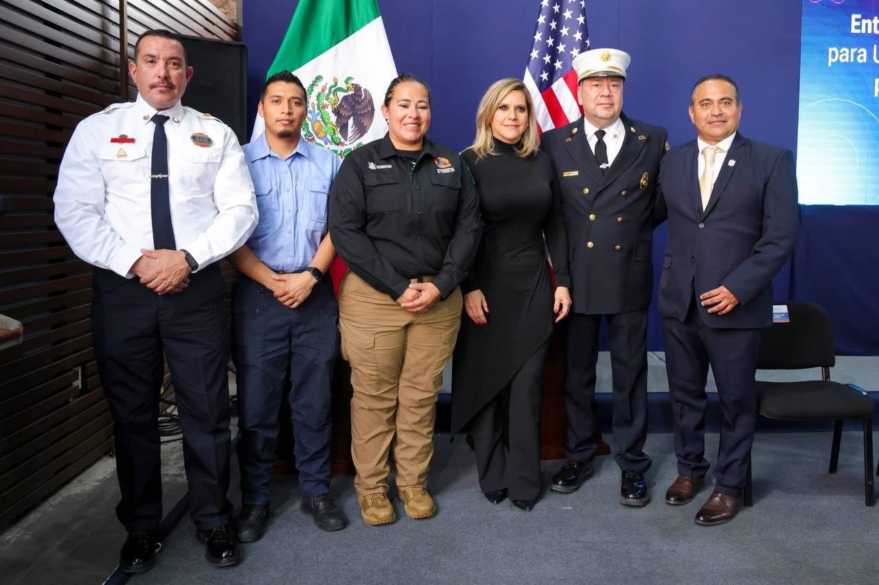¡Llegó refuerzo! Corregidora recibe camión de bomberos y equipo desde Texas