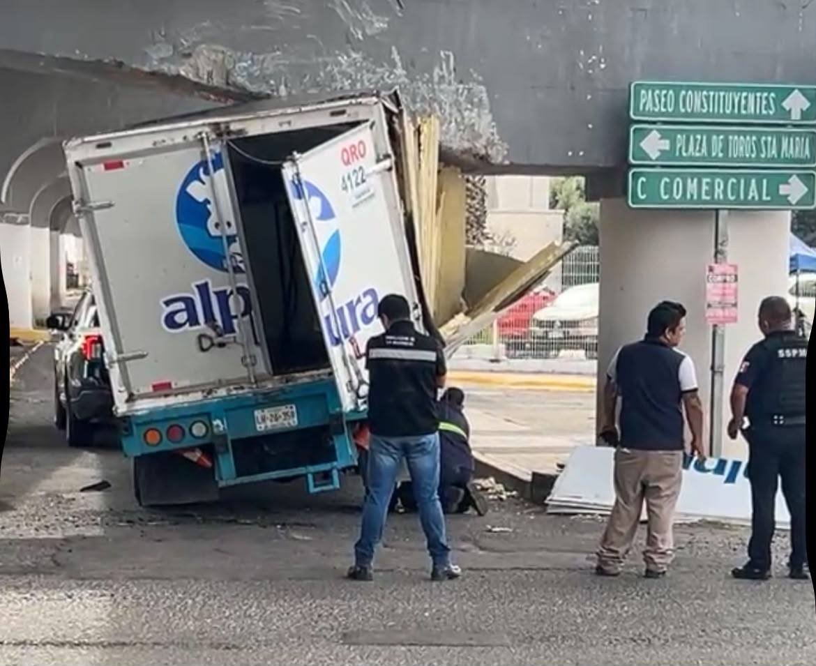 Calculó mal la altura y quedó atrapada: camioneta lechera se atora bajo puente vehicular