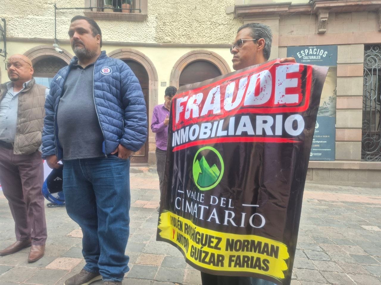 Pagaron por su casa, entregaron sus ahorros y se quedaron sin patrimonio; protestan frente a la secretaria de Gobierno