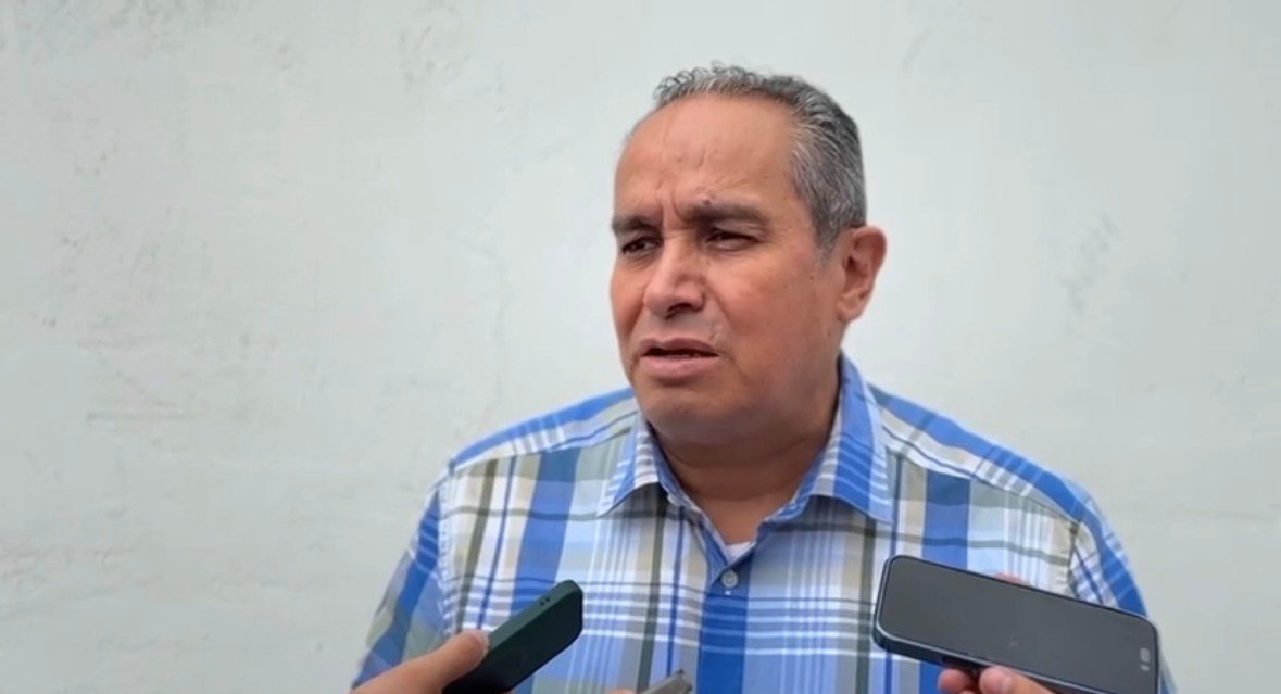 Encuentran y aseguran arma de fuego a un alumno en Jalpan de Serra.