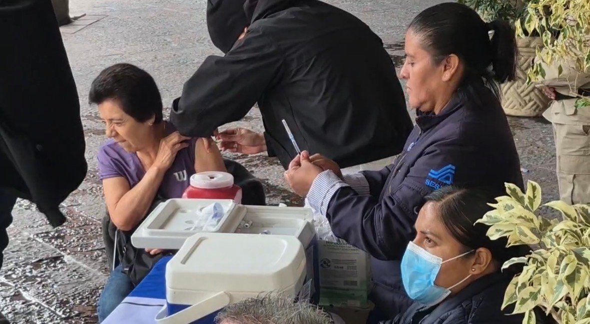 Vacúnate contra el COVID, influenza y neumococo en esta temporada de frío; aumentan estas enfermedades