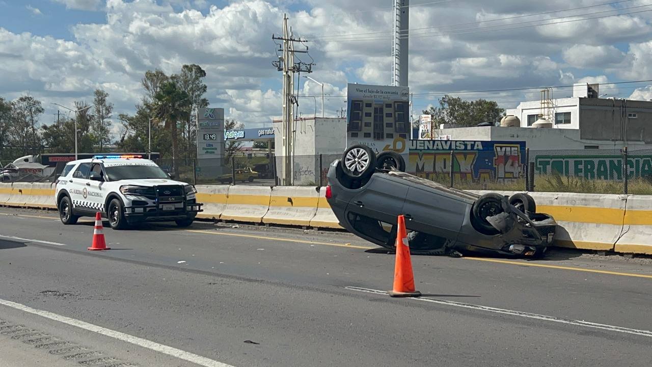 Tráiler impacta a un Volkswagen Gol y provoca volcadura en la carretera a Celaya cuota