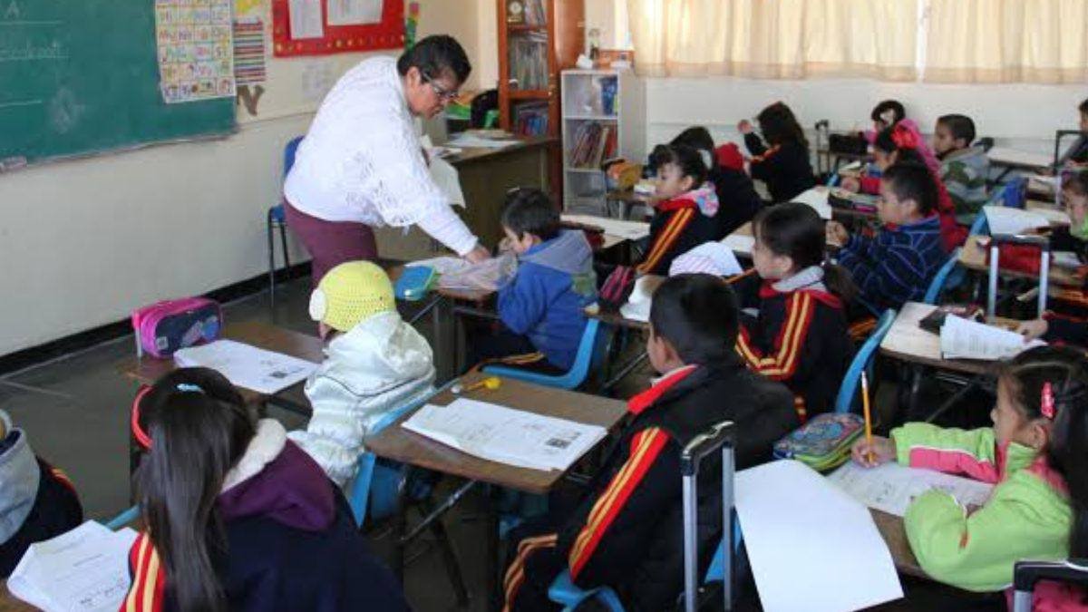 Chamarras aunque no sean del uniforme, estos son los cambios por horario de invierno en escuelas de Querétaro