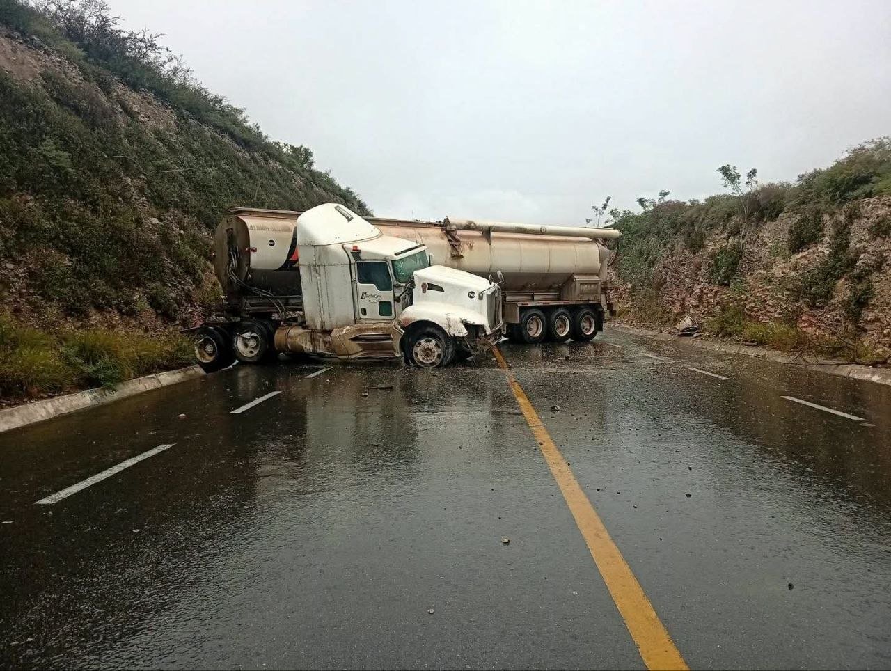 Accidente de tráiler bloquea ambos carriles de la carretera estatal 100 en Tolimán