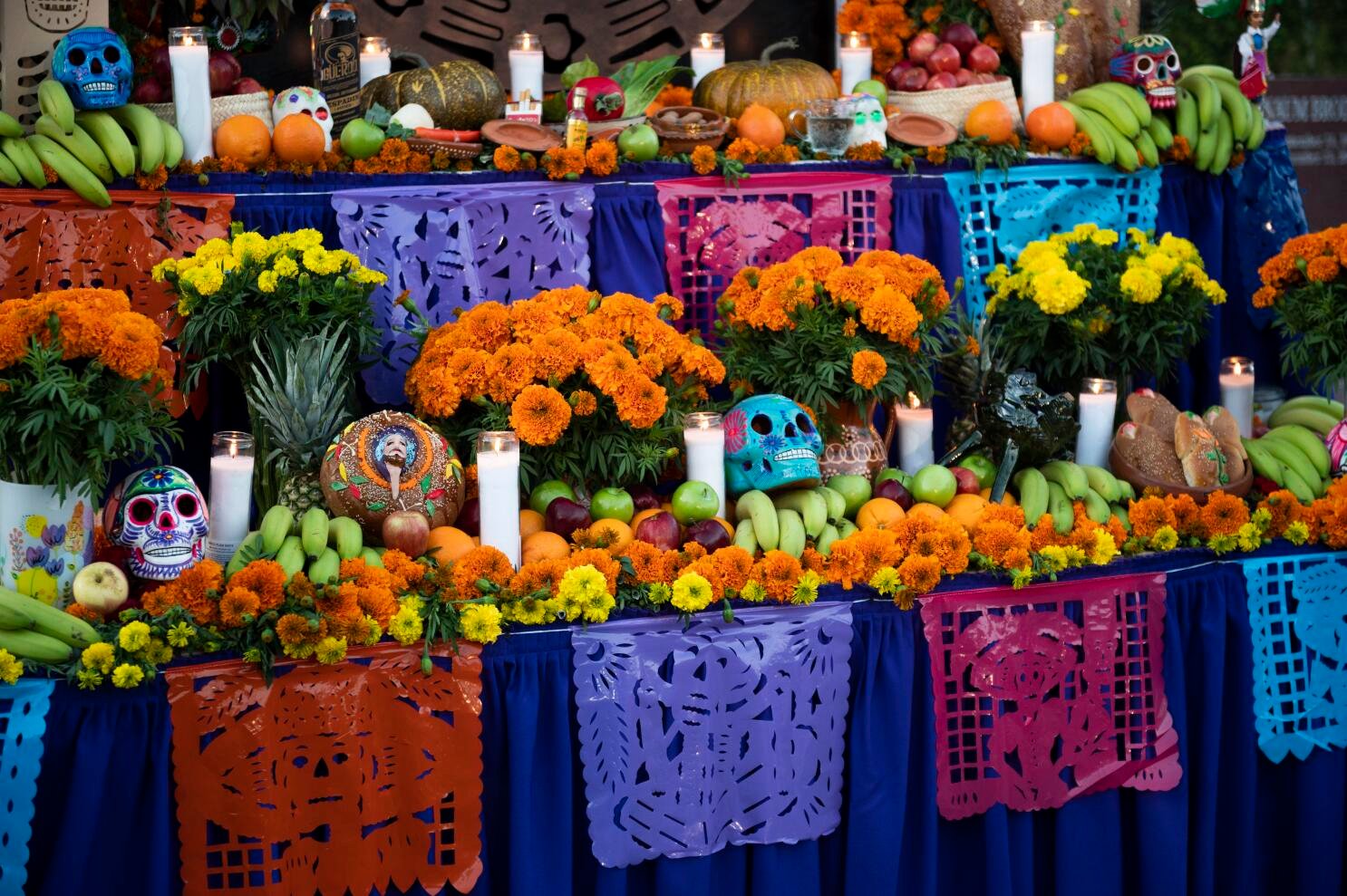 Cuidado con veladoras y adornos en altares de Día de Muertos que pueden acabar en tragedia
