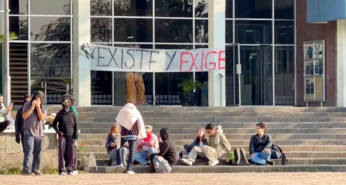 Tercer día de paro estudiantil. Así amanece la explanada de la rectoría de la UAQ