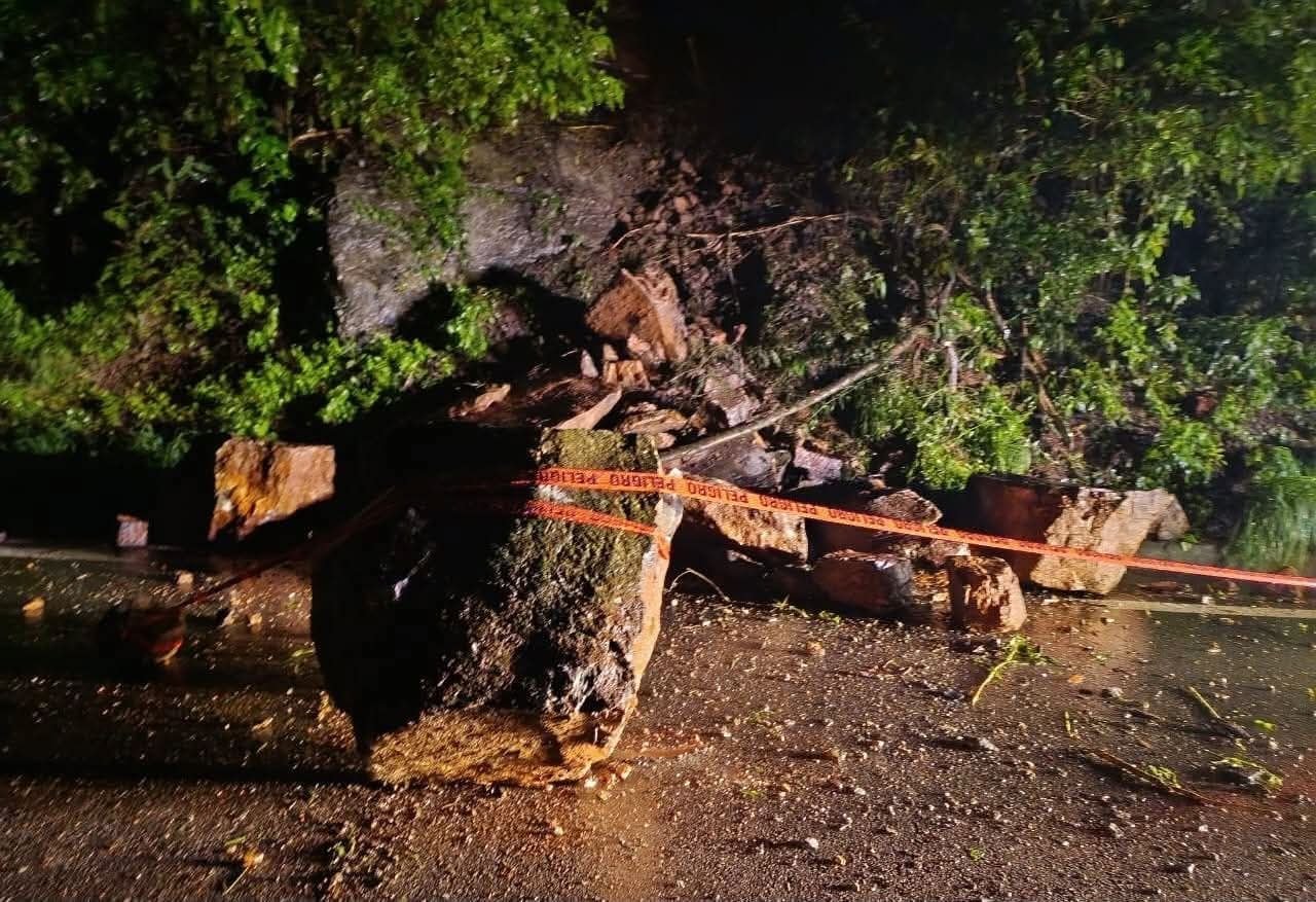 Deslaves, rocas y ríos crecidos ponen en alerta a Pinal de Amoles; piden extremar precauciones en la carretera 120