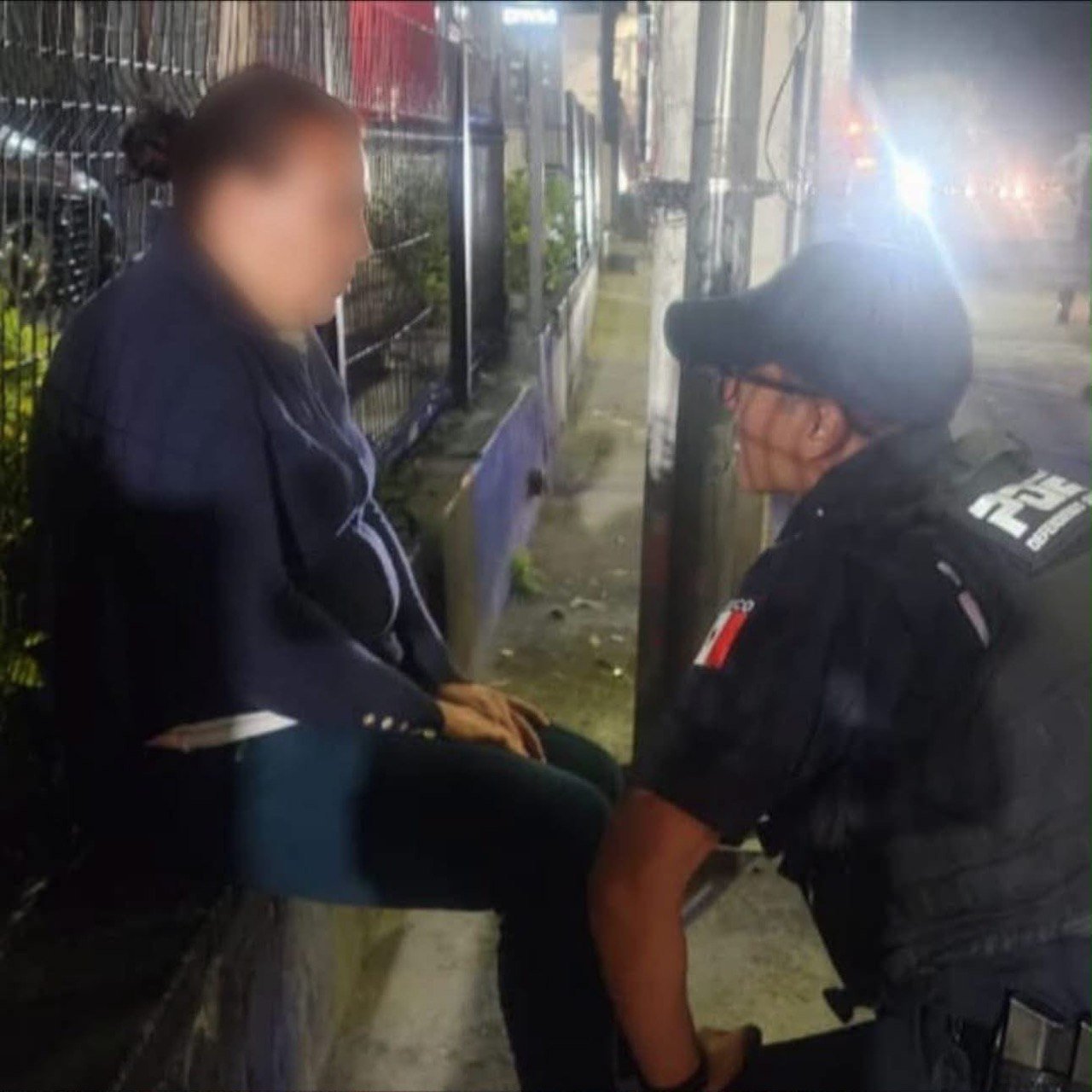 Ciudadanos y policías estatales auxilian a mujer en puente de 5 de Febrero