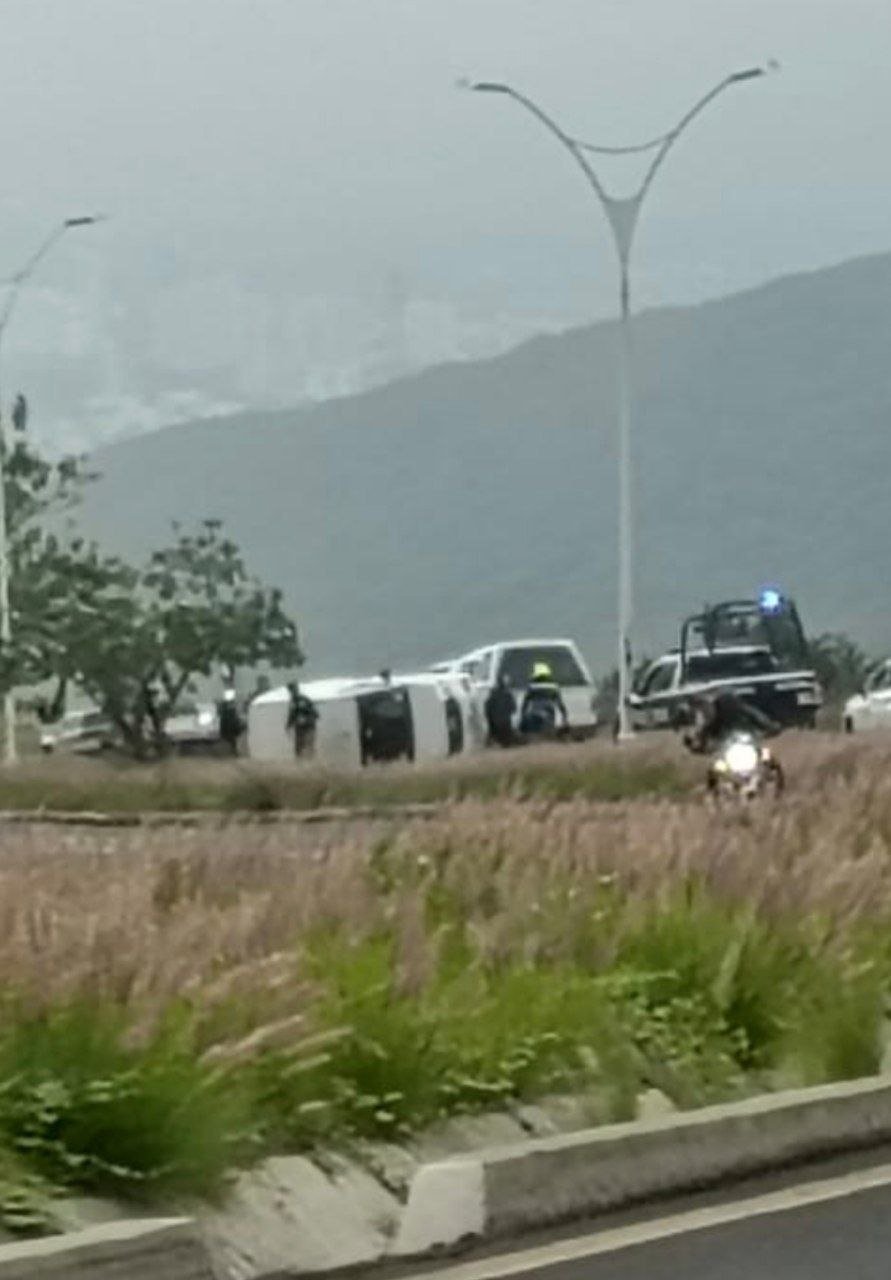 Vuelca camioneta en Cumbres del Cimatario; reportan solo daños materiales