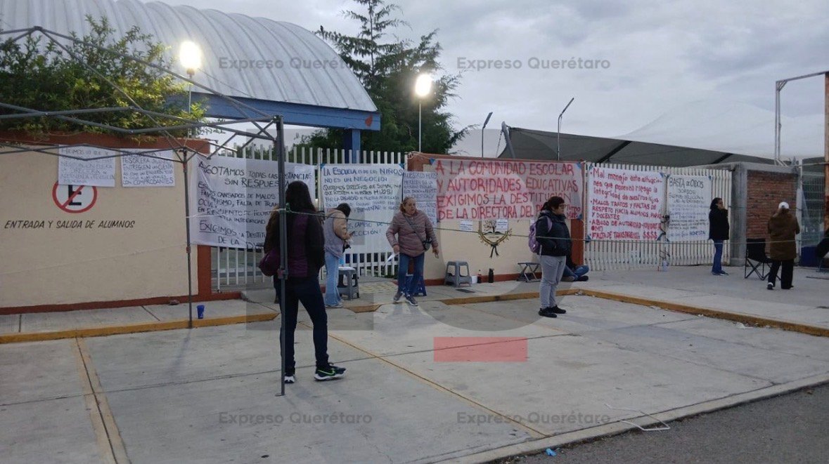 Padres exigen salida de directora en primaria de La Pradera; otro grupo pide abrir la escuela