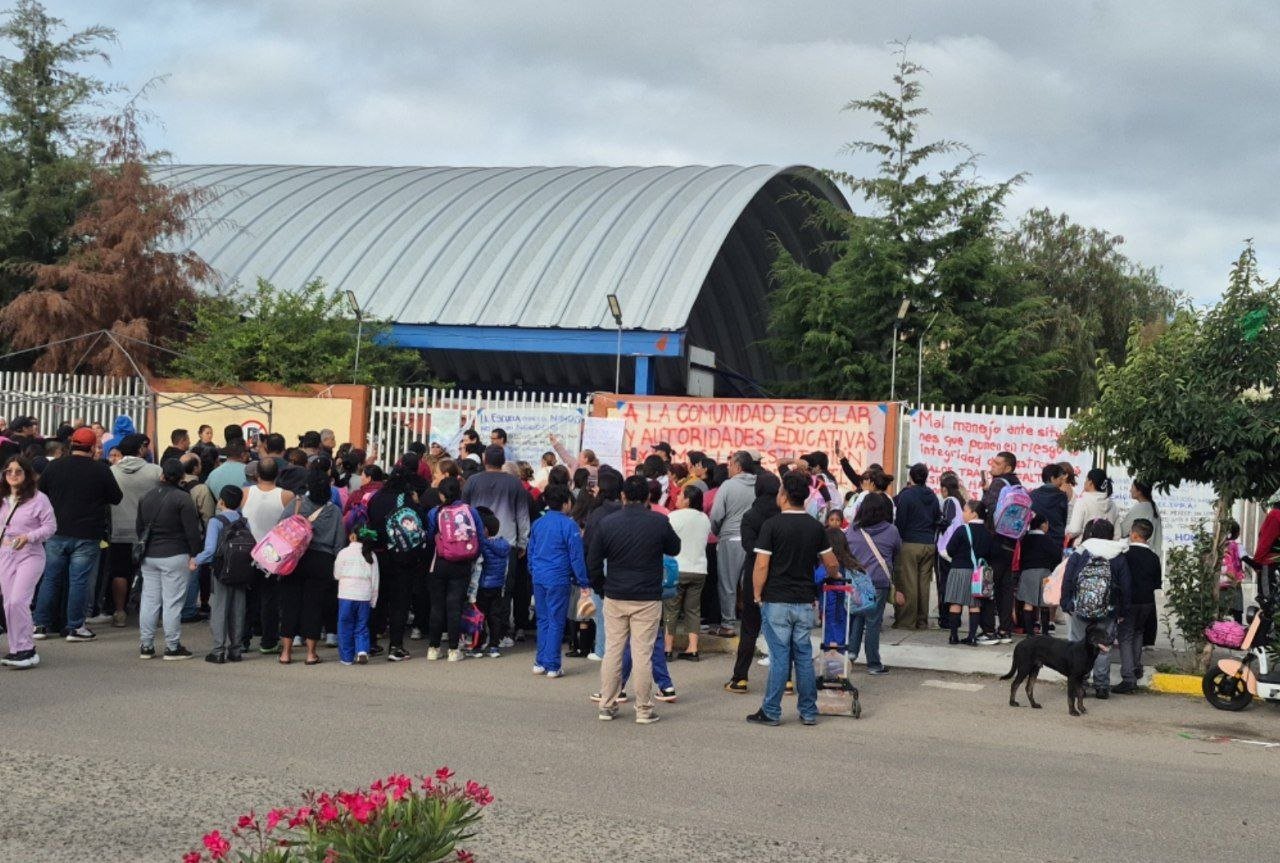 Tras bloqueo y protesta de padres, USEBEQ abre investigación en primaria de La Pradera