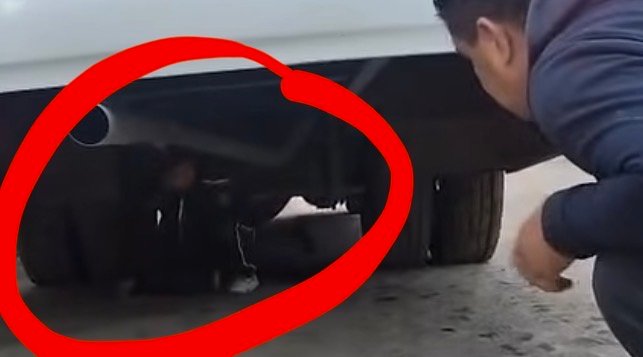 Menor viaja debajo de un camión de personal de Cadereyta a Querétaro