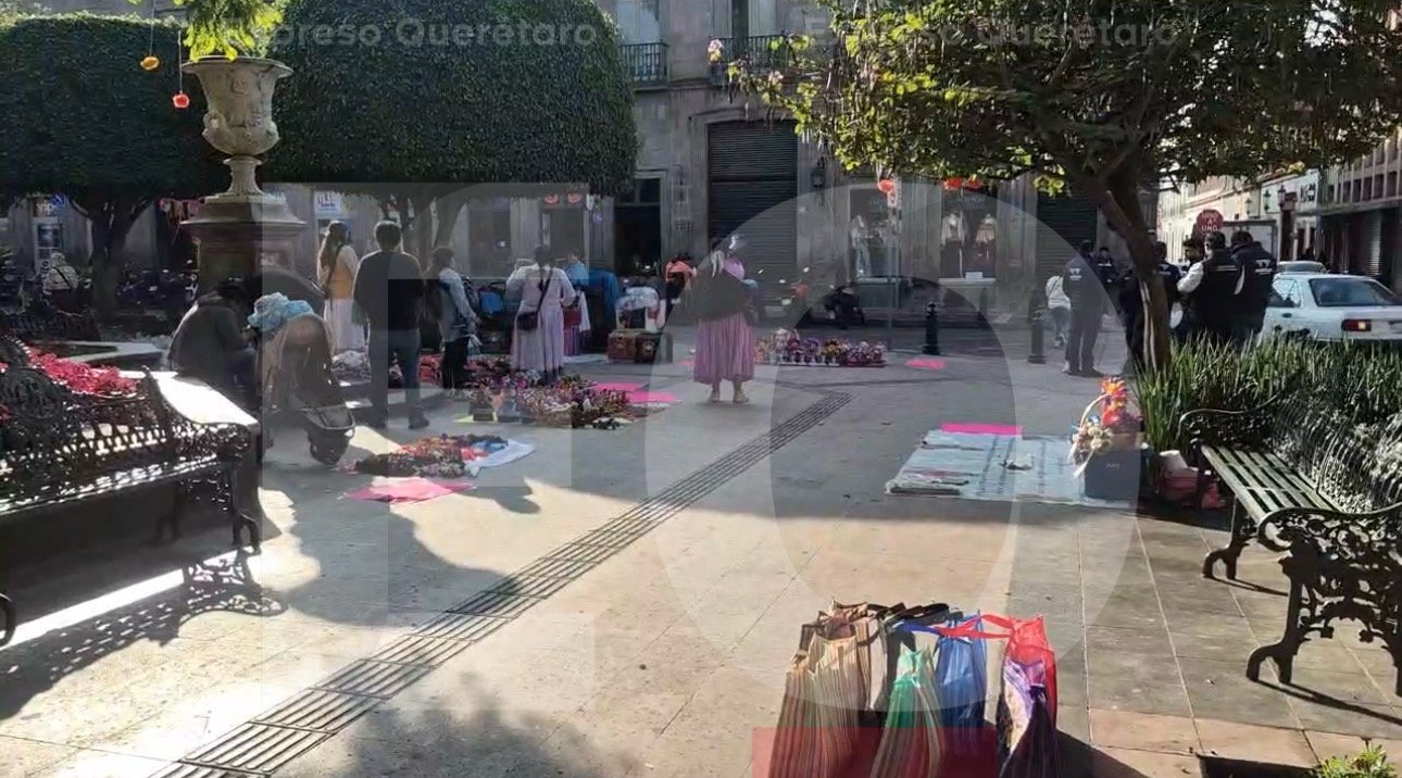 Artesanos y autoridades municipales dialogan por espacios de venta en el Jardín Zenea