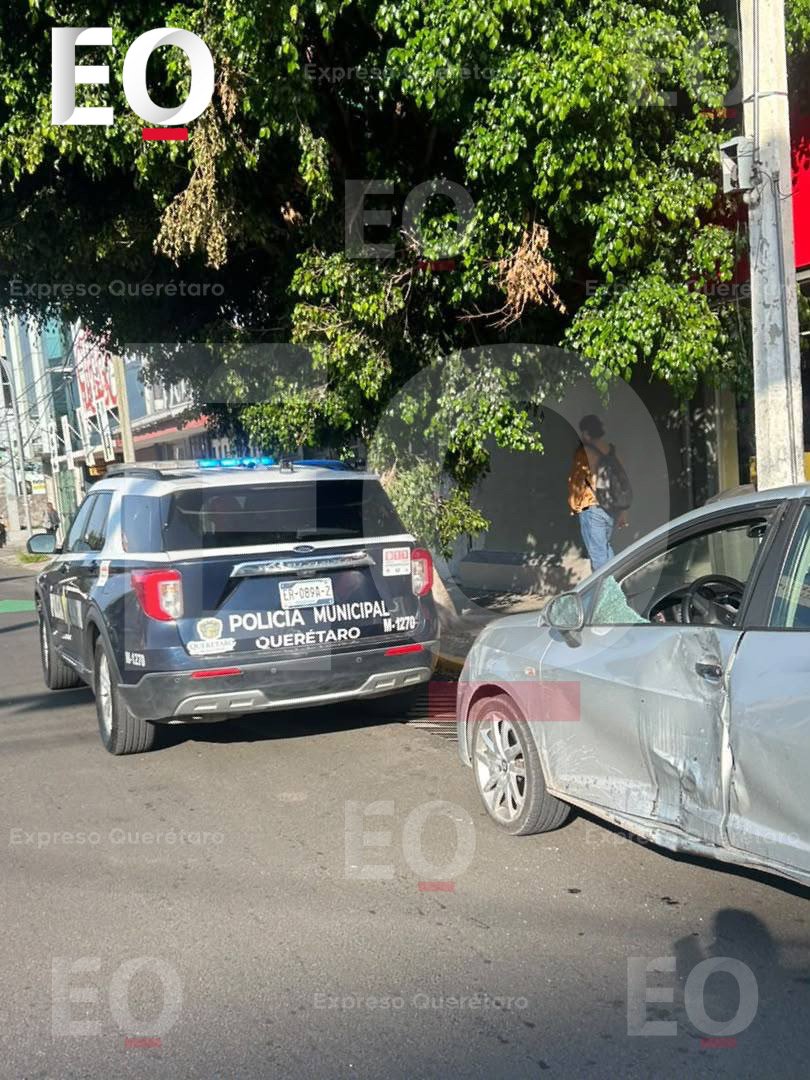 Choque entre automóvil y motocicleta en Constituyentes y Colón