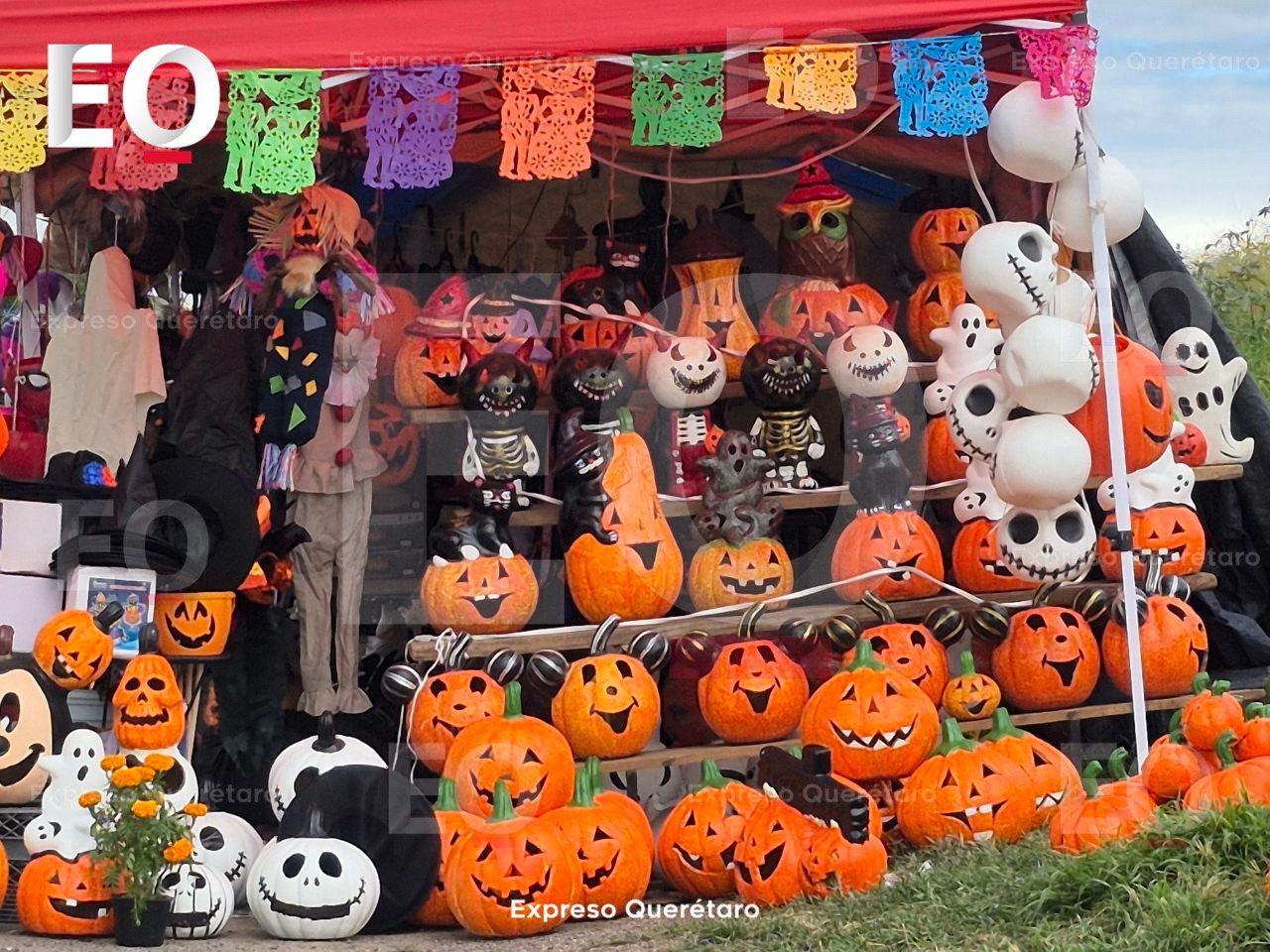 Ya se ven en las calles de Querétaro las calabazas de barro y adornos de Día de Muertos