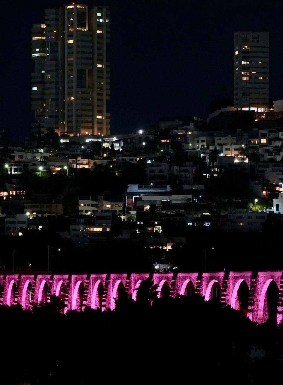 Octubre llega a Querétaro con los Arcos iluminados de rosa para prevenir cáncer de mama
