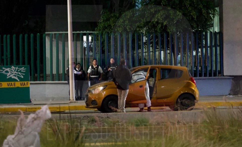 Muere conductor dentro de un Chevrolet Beat sobre laterales de 5 de Febrero, en Querétaro