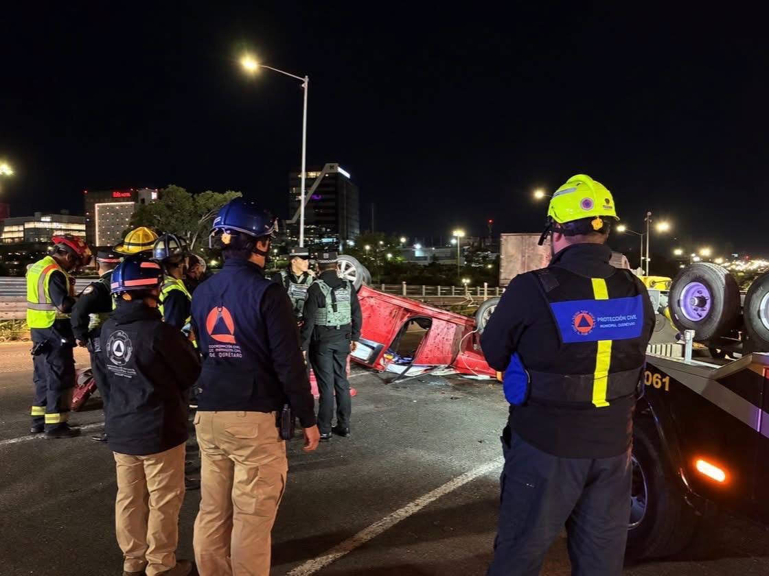 Dos lesionados tras accidente entre un camión carga y un automóvil en la México-Querétaro