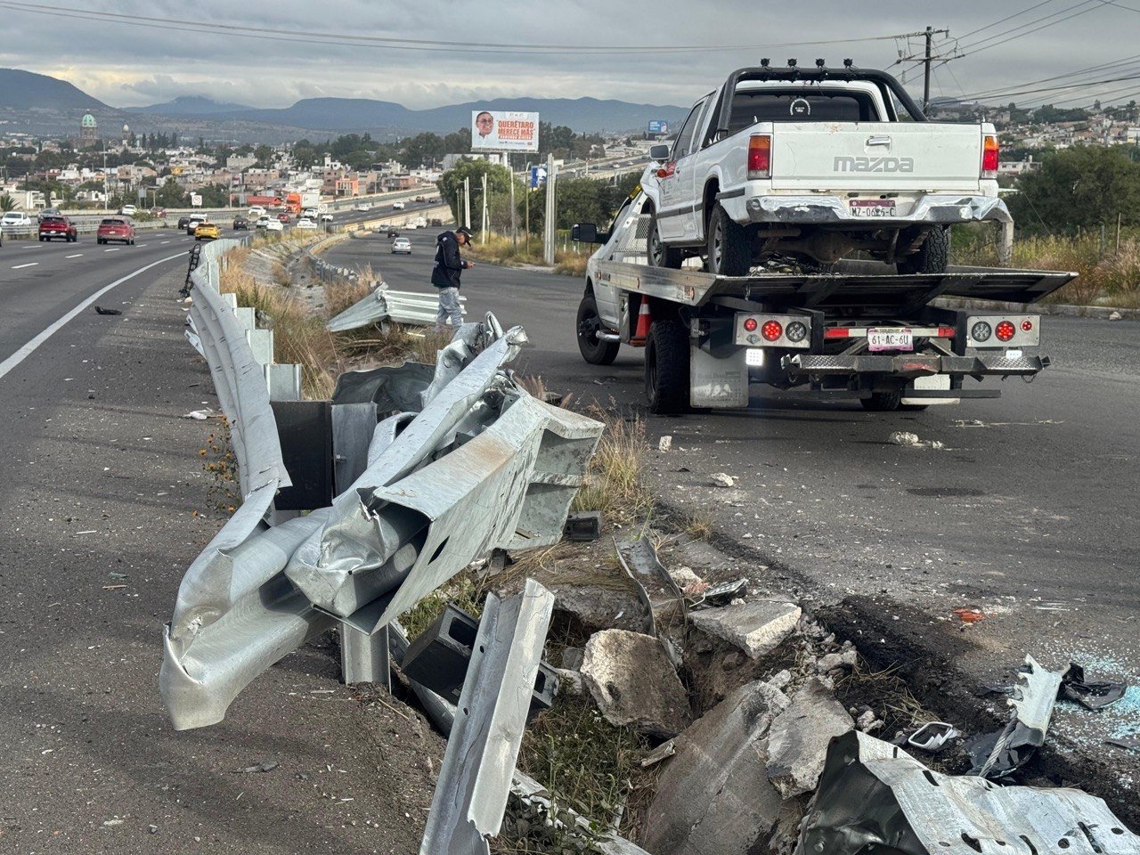 Vuelcan camioneta y se dan a la fuga, ocurrió en Paseo de la República km 18