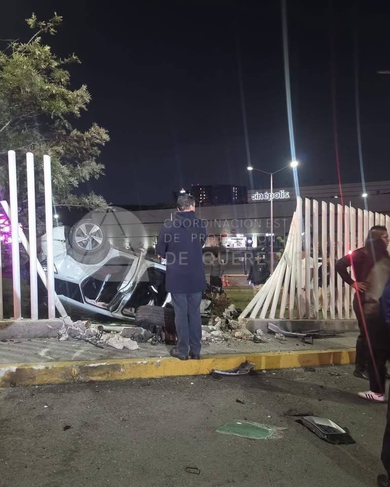 Fuerte accidente en la entrada de Antea un auto volcó y se estrelló y destrozó la barda de la plaza
