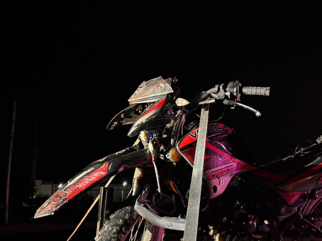 Motociclista resulta gravemente herido tras accidente con dos unidades de carga en la carretera 57