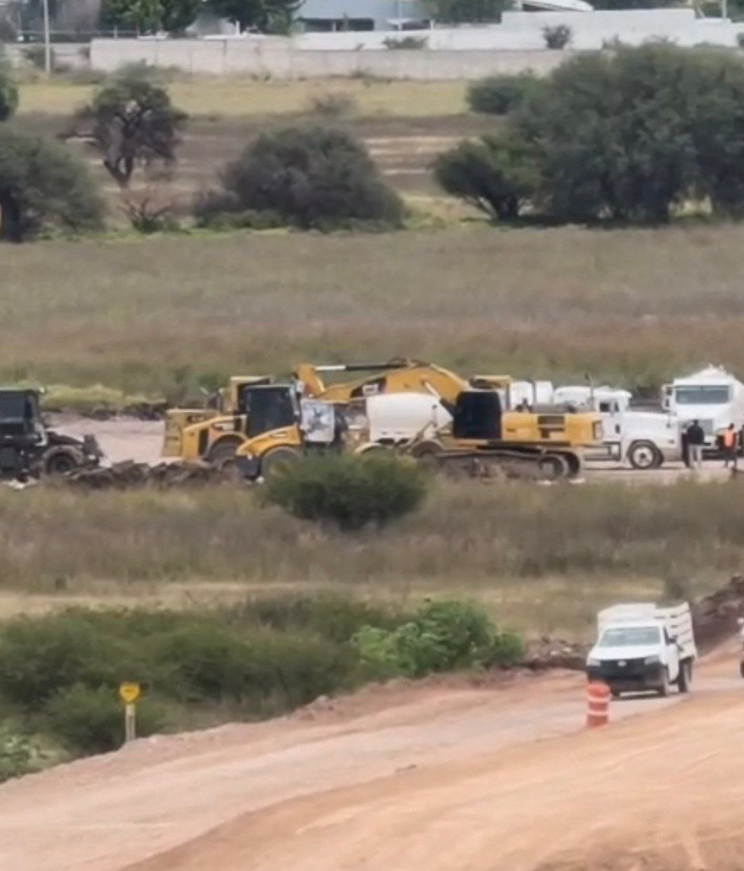 Siete trabajadores continúan hospitalizados tras caída de camión en obras del Tren México-Querétaro